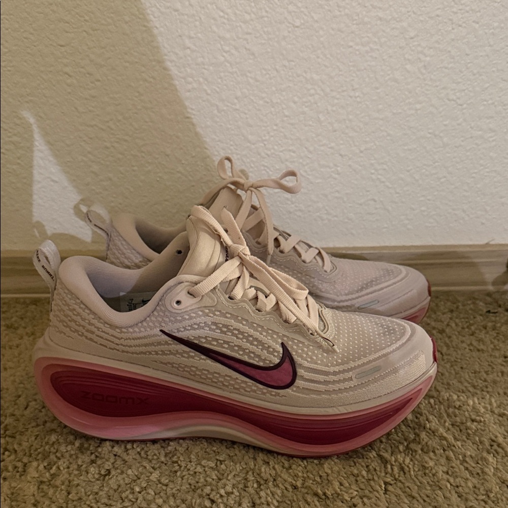 Nike Women’s vomero plus. Running shoes